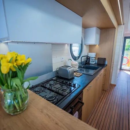 Hausbootabenteuer Ariella Woma D13 Úszó hotel *