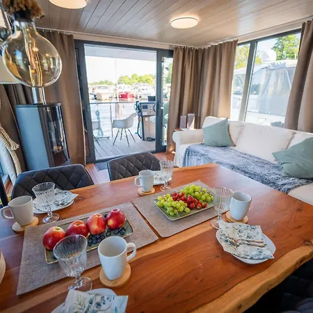 Hausbootabenteuer Ariella Woma D13 Úszó hotel