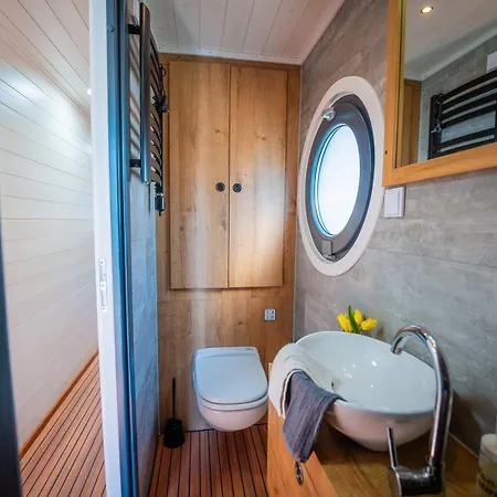 Hausbootabenteuer Ariella Woma D13 Úszó hotel Fürstenberg-Havel